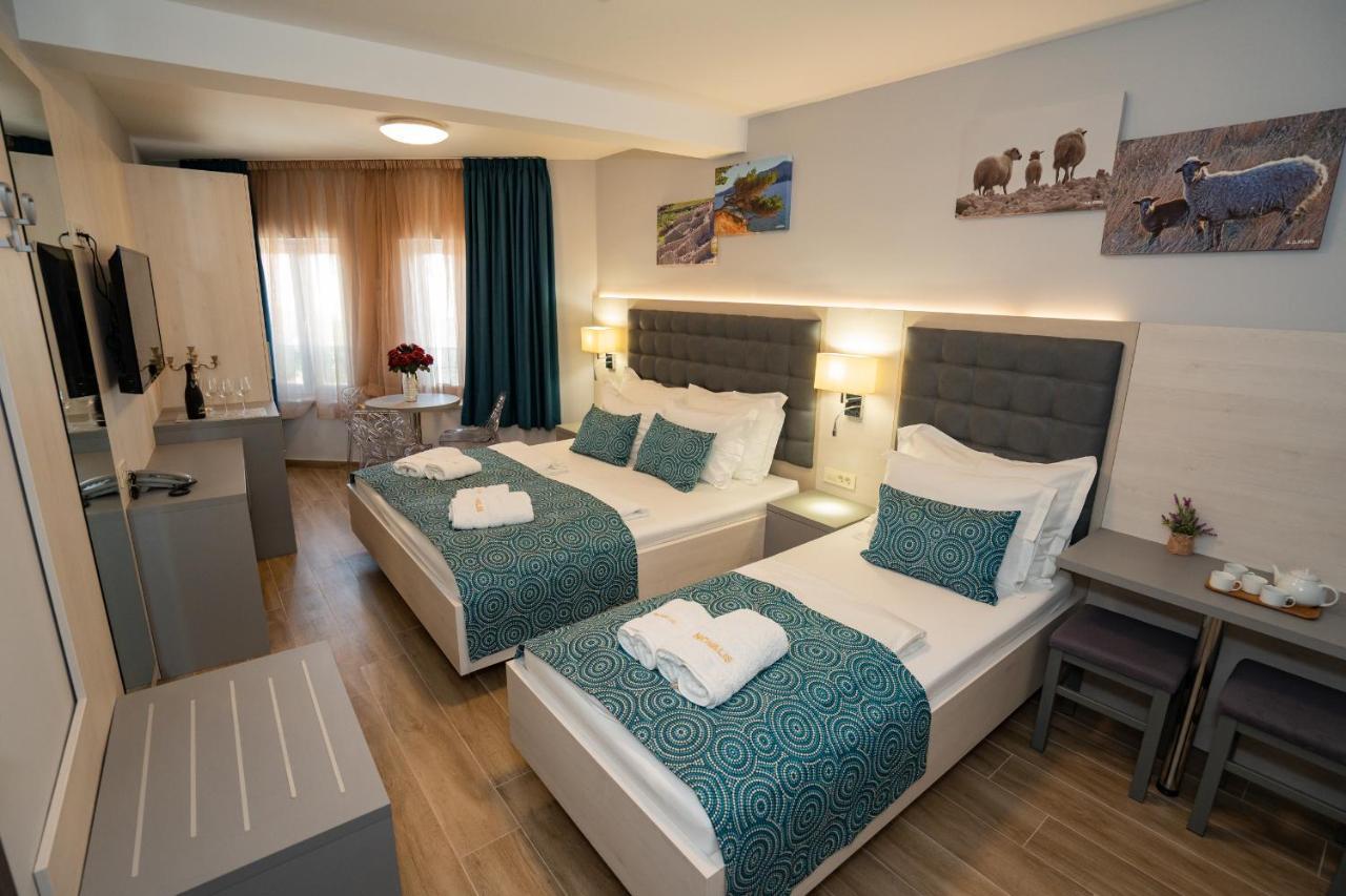 Bed&Breakfast Novalis Hotel Novalja Bagian luar foto