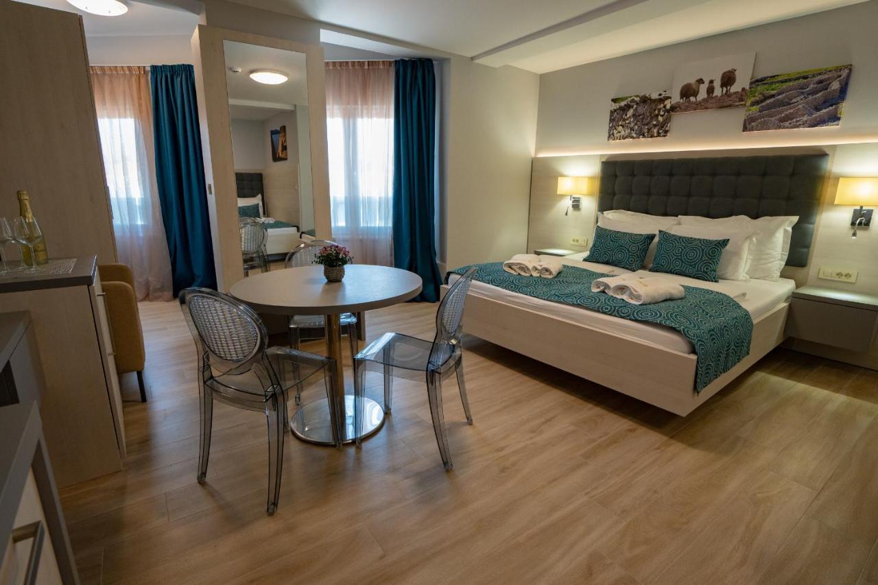 Bed&Breakfast Novalis Hotel Novalja Bagian luar foto