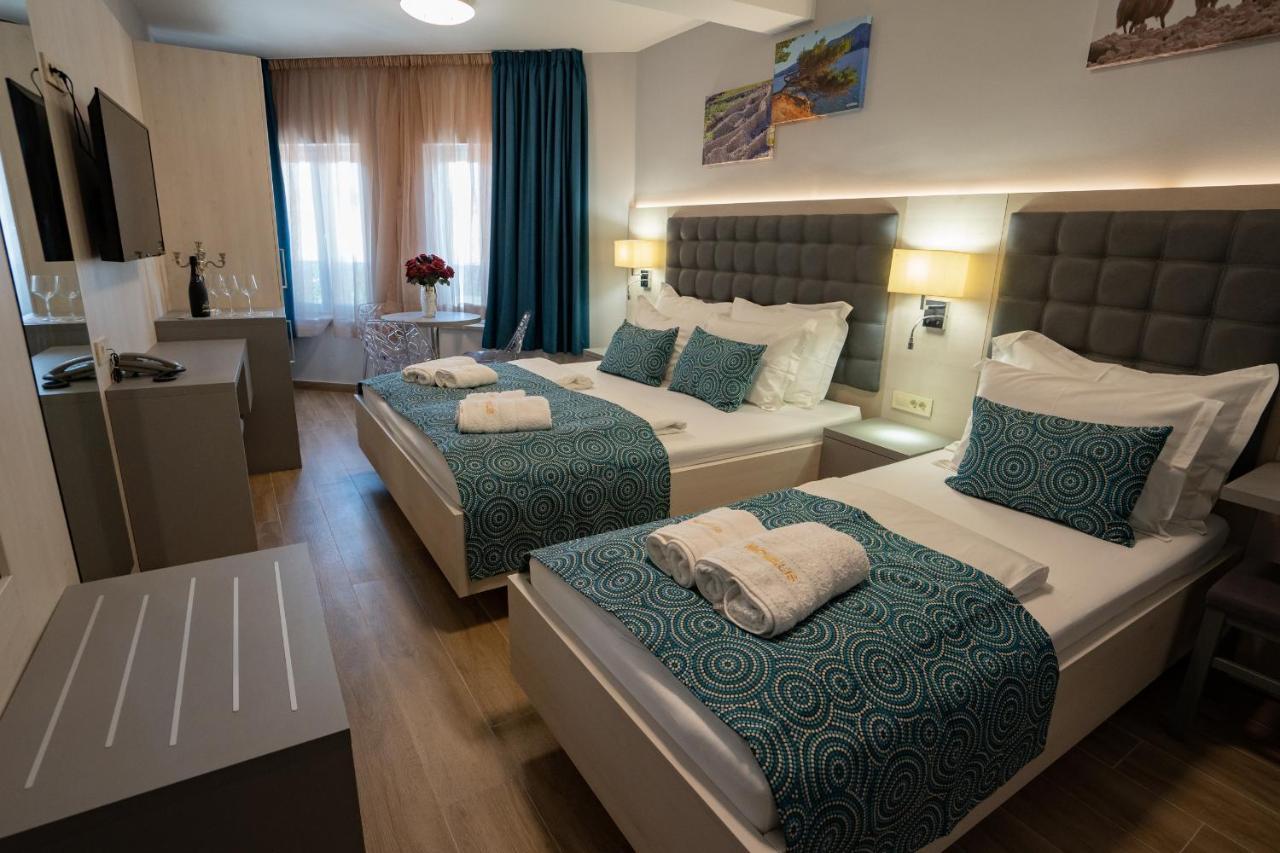 Bed&Breakfast Novalis Hotel Novalja Bagian luar foto