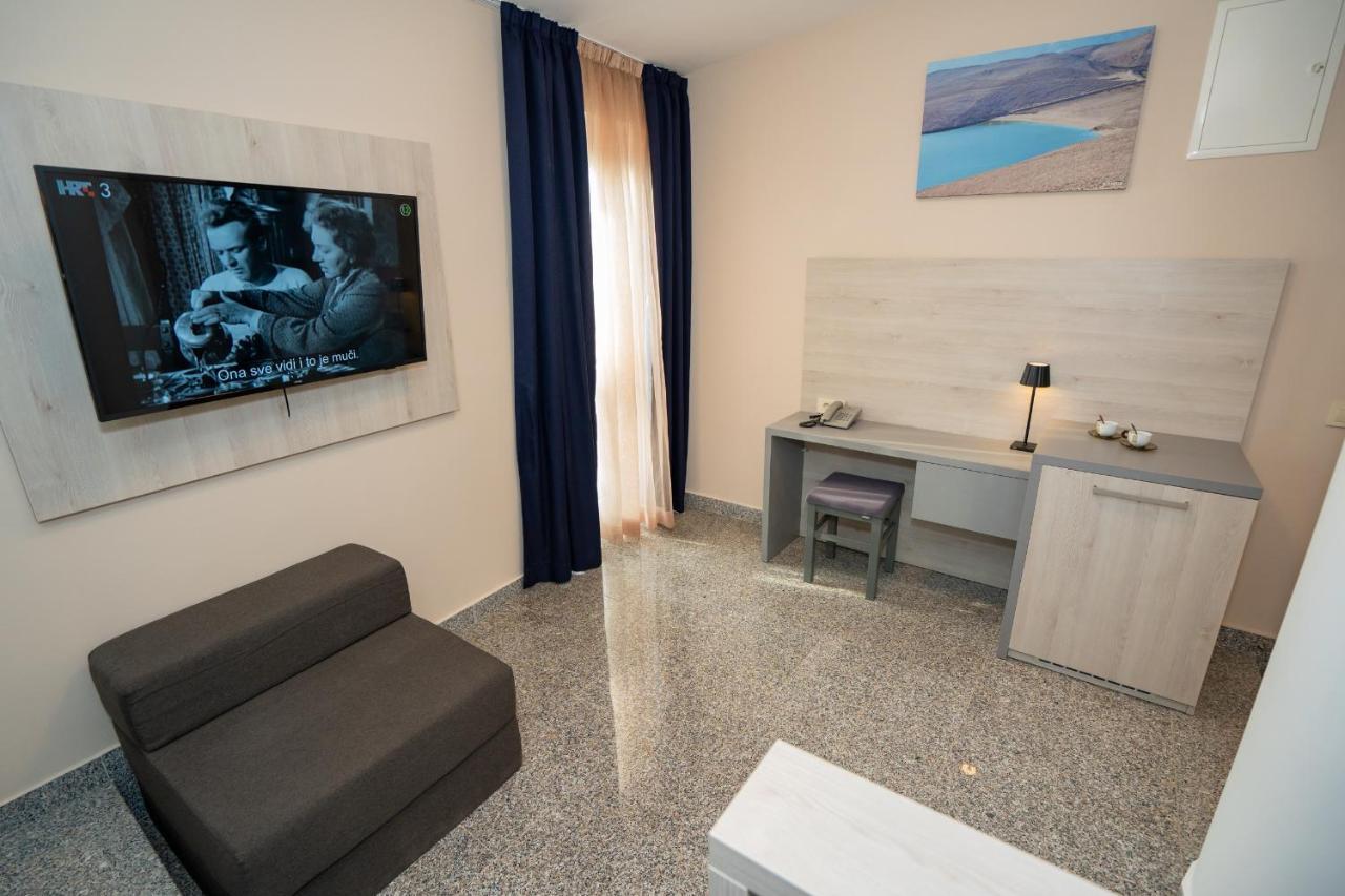 Bed&Breakfast Novalis Novalja Bagian luar foto